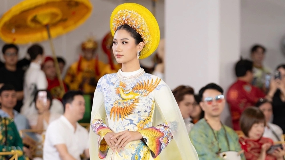 Người phụ nữ Việt Nam trình diễn tà áo dài cách tân họa tiết truyền thống tại lễ hội di sản